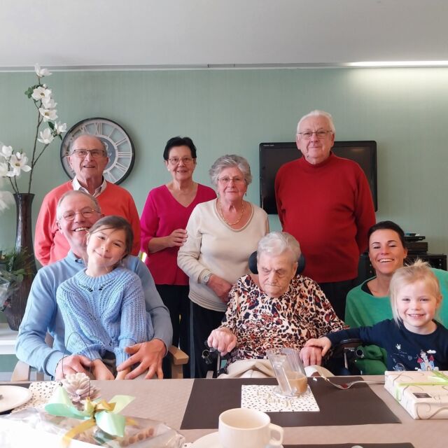Rachel werd 103 jaar op 18 maart en is niet alleen de oudste bewoner van WZC Het Pardoen, maar ook van Wervik.
Ze werd vandaag gehuldigd door de burgemeester en onze WZBW-voorzitter, in het bijzijn van haar naaste familie, tot en met de achter-achterkleinkinderen toe.  Ze verblijft inmiddels 11 jaar in Het Pardoen.  #wzbw #woonenzorgbedrijfwervik #wervik #geluwe #woonzorgcentrum #verjaardag #jarig #birthday #anniversaire #103yearsold  #oudste #bewoner #feest #gefeliciteerd #proficiat #rachel
