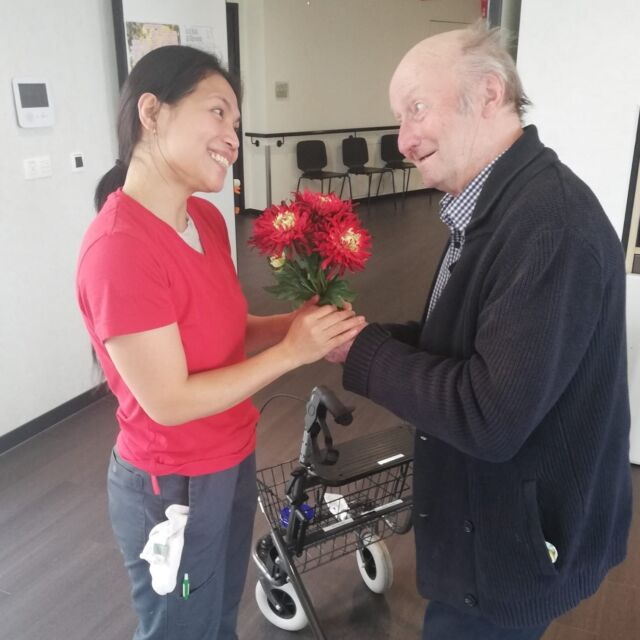Onze bewoners trainden een laatste keer voor de Ronde van Vlaanderen.
Ook het bloemenmeisje was van de partij 🚴‍♂️🌸🏆  #wzbw #woonenzorgbedrijfwervik #wervik #geluwe #woonzorgcentrum #fietsen #fiets #rondevanvlaanderen #dwarsdoorvlaanderen #bloemenmeisje #bloemen #bloem #trainer #training #trainen #wielrennen #cyclisme #velo #vivelevelo