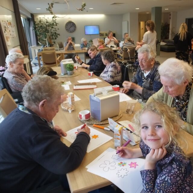 Enkele kinderen van De Sloeber slaan de handen in elkaar met onze bewoners voor het maken van een prachtig knutselwerk!  #woonenzorgbedrijfwervik #wzbw #wervik #geluwe