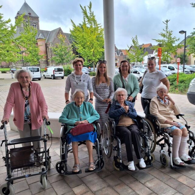 Alhoewel deze bewoners terug thuis zijn na enkele prachtige dagen aan zee, willen we je deze foto's zeker niet onthouden.  #woonenzorgbedrijfwervik #wzbw #wervik #geluwe