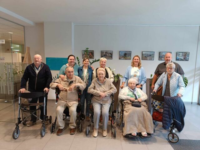 Een nieuwe groep bewoners is vol enthousiasme vertrokken op zeeverlof!!  #wzbw #woonenzorgbedrijfwervik #wervik #geluwe #woonzorgcentrum #centrum #woonzorg #hetpardoen #zee #zeeverlof #verlof #congé #vakantie #strand #meer #see #sea #beach #plage #zon #sun #sunny #reis