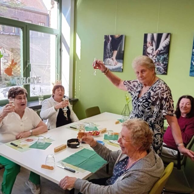 Drukke tijden in De Compagnie. 
Nu was het de beurt aan Léona om te klinken op haar verjaardag 🥂🥳  #wzbw #woonenzorgbedrijfwervik #wervik #geluwe