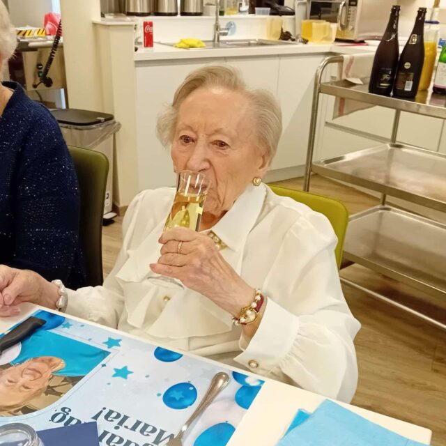 Maria mocht 94 lentes vieren! Daar werd op geklonken 🥂🥳🥰  #wzbw #woonenzorgbedrijfwervik #wervik #geluwe