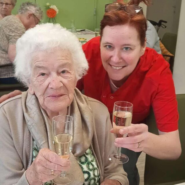 We klonken op de 96ste verjaardag van Colette 🥂🥳
Dikke proficiat!  #wzbw #woonenzorgbedrijfwervik #wervik #geluwe