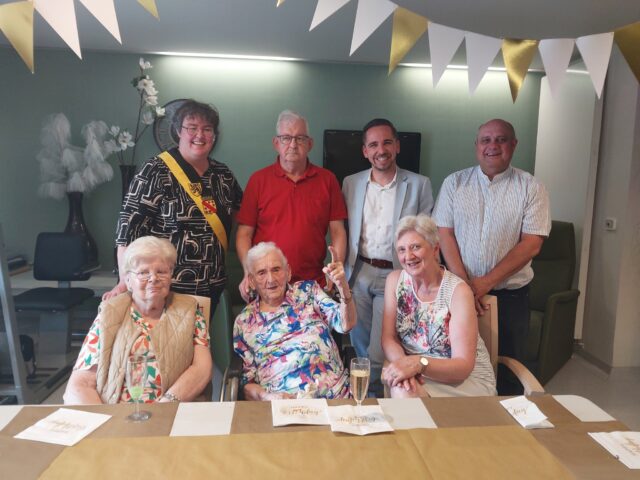 🎉Een bijzondere mailpaal - Elza is 101 jaar geworden! 🎉
Een feest voor iedereen!!