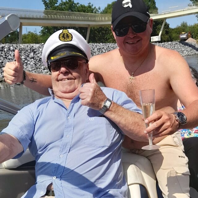 🌳 Een wens aan de boom, een glimlach op het water 🚤  In WZC Het Pardoen hangt een wensboom vol dromen. Eén wens sprong eruit: Gilbert wilde graag nog eens het water op.  De oproep werd massaal gedeeld, en kapitein Désiré reageerde. Gisteren was het zover: Gilbert stapte samen met twee bewoners aan boord voor een heerlijke boottocht op de Leie. 💙  Dank aan iedereen die dit mogelijk maakte! ✨