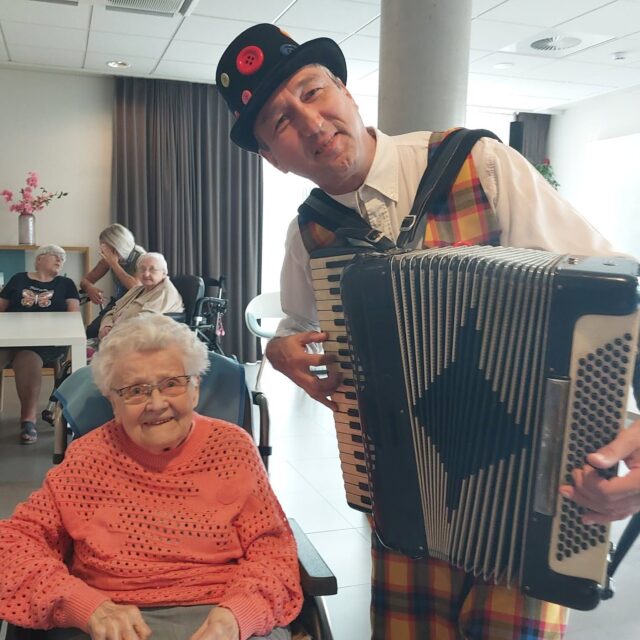 De rusthuisclown toverde een lach op ieders gezicht 🥳  #wzbw #woonenzorgbedrijfwervik #wervik #geluwe