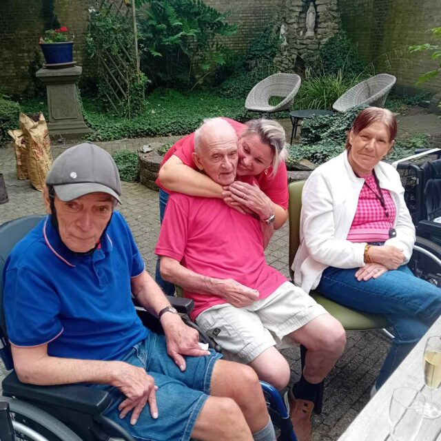 Lekker eten, fijn gezelschap en veel ambiance! 
De bbq-party was een succes! 🥂😎💃  #wzbw #woonenzorgbedrijfwervik #wervik #geluwe