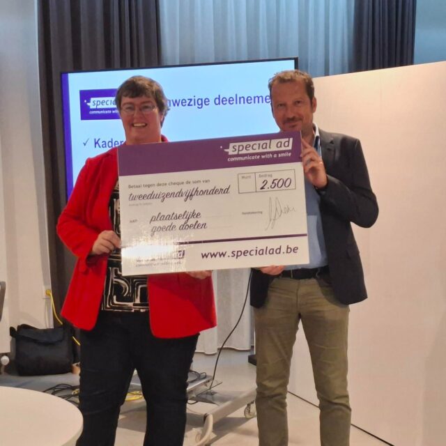 Heuglijk nieuws: we hebben een nieuwe bus om onze bewoners te vervoeren. De overhandiging van de sleutel gebeurde dan ook plechtig in het bijzijn van het bestuur en de sponsors.
Tevens werd er een cheque geschonken van € 2.500, bestemd voor het Kinderkankerfonds. 
Nogmaals een dikke dankjewel aan allen die dit mede mogelijk hebben gemaakt!  #wzbw #woonenzorgbedrijfwervik #wervik #geluwe