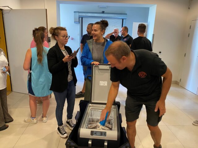 Lindsey schreef ons in voor een wedstrijd… en we wonnen! 🎉
Als beloning kreeg elk personeelslid een gratis ijsje 🍦