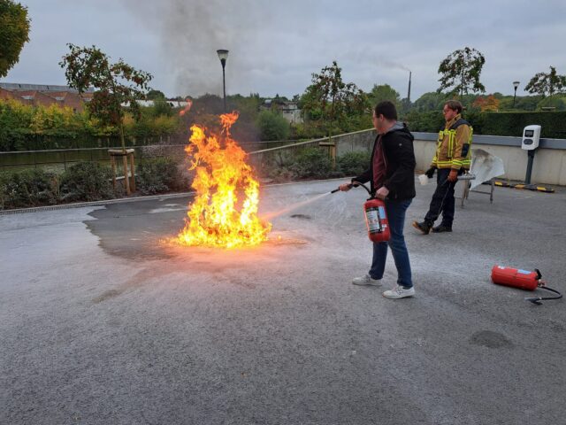 Tijdens onze recente opleiding over het gebruik van kleine brandblusmiddelen leerden we snel en veilig te handelen bij een beginnende brand 🚒👨‍🚒🔥