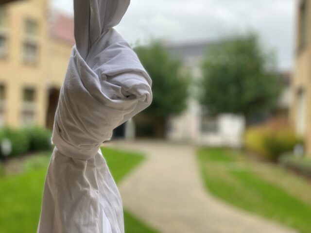 Op 17 oktober, de Internationale Dag van Verzet tegen Armoede, hangen we witte lakens met een knoop uit.
Het laken symboliseert ontsnapping uit armoede, de knoop staat voor de strijd ertegen.
Ook Woon- en Zorgbedrijf Wervik doet mee en maakt armoede zichtbaar in het straatbeeld.