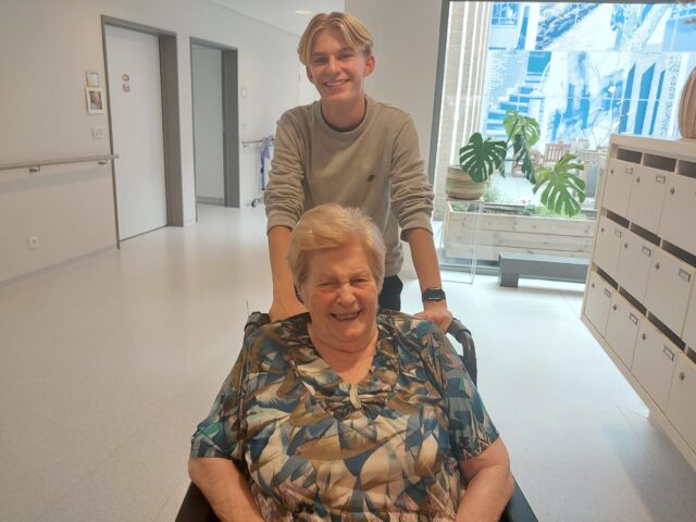 Op donderdag 16 oktober mochten we in WZC Het Pardoen een bijzondere gast verwelkomen: Aaron, die bij ons kwam meedraaien in het kader van de YOUCA Action Day!
YOUCA-dag is een initiatief waarbij jongeren één dag werken voor een organisatie, en hun loon gaat integraal naar projecten voor jongeren wereldwijd. Een mooie manier om engagement en solidariteit te tonen!