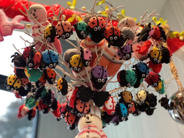 🐞 Laatste kans: Steun Kom op tegen Kanker met een lieveheersbeestje! 🐞  Onze haakclub heeft met veel liefde sleutelhangers gehaakt in de vorm van schattige lieveheersbeestjes. De opbrengst gaat integraal naar Kom op tegen Kanker.
Het is nu of nooit. Kom langs in LDC De Spie en scoor jouw sleutelhanger.