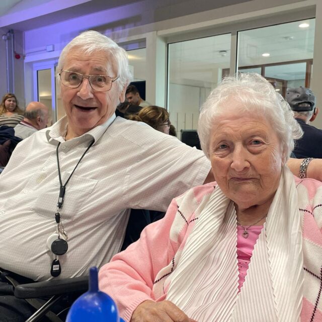 Herbeleef de maand oktober! De seniorenshow straalde en de foto's doen dat nog steeds! 📸✨