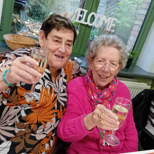 We heffen het glas op  de verjaardag van Arlette! Van harte proficiat 🥂  #wzbw #woonenzorgbedrijfwervik #wervik #geluwe