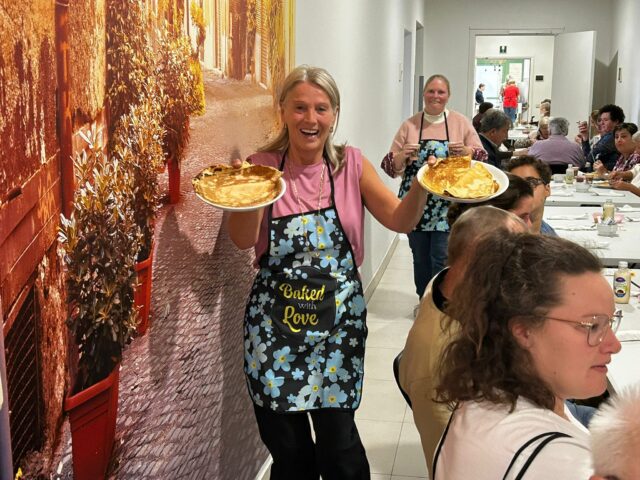 𝐖𝐚𝐭 𝐞𝐞𝐧 𝐠𝐞𝐬𝐥𝐚𝐚𝐠𝐝𝐞 𝐝𝐚𝐠!
Op woensdag 05 november genoten we samen van een heerlijk pannenkoekenfestijn ten voordele van 𝐁𝐚𝐤𝐞𝐝 𝐰𝐢𝐭𝐡 𝐋𝐨𝐯𝐞 (Stichting Alzheimer Onderzoek). Dankzij jullie enthousiasme werd het een groot succes!  En het goede nieuws? In november en december bakken we 𝐞𝐥𝐤𝐞 𝐰𝐞𝐞𝐤 𝐯𝐞𝐫𝐬𝐞 𝐤𝐨𝐞𝐤𝐣𝐞𝐬. Meer info volgt later.
Samen maken we het verschil. 🩵🤍💛