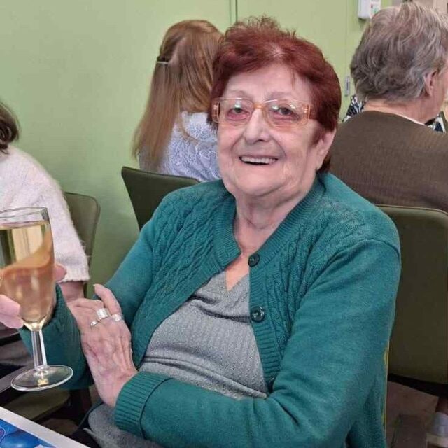 Isabelle was jarig en dit werd gevierd met de medebewoners 🥂  #wzbw #woonenzorgbedrijfwervik #wervik #geluwe