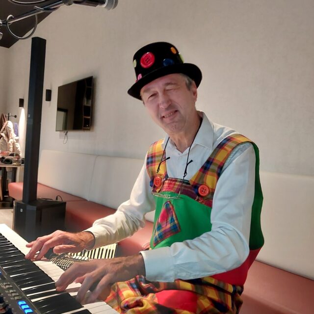 Een glimlach zegt meer dan duizend woorden… De rusthuisclown bracht kleur, plezier en een vleugje magie in huis!!