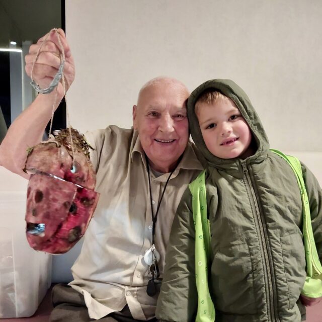 Sint-Maarten bracht licht en gezelligheid! 🌟 
Kinderen kwamen langs met hun prachtige lampionnen en werden beloond met een lekker snoepje. 
Dank je wel aan alle kleine lichtbrengers voor het vrolijke bezoek!