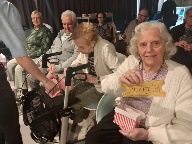 WZC Het Pardoen werd omgebouwd tot een echte cinema! Waar is de popcorn?