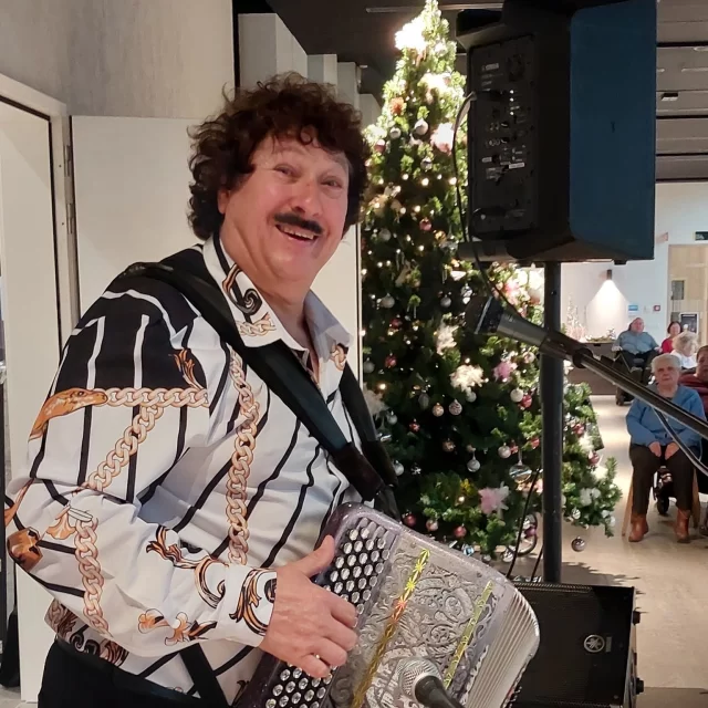 Het jaar wordt feestelijk beëindigd met een knaloptreden van Johnny Clarysse.
Schrijf alvast 27 maart in je agenda, want dan komt Johnny naar Cafetaria Ter Drapiers.