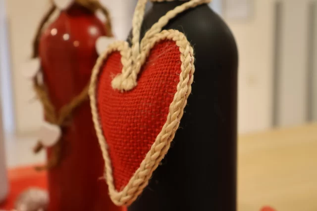 Liefde zit in kleine gebaren, een hand die helpt, een blik die begrijpt,
bij Woon- en Zorgbedrijf Wervik krijgt elke dag zorg een hart en elke mens een thuis. 💖