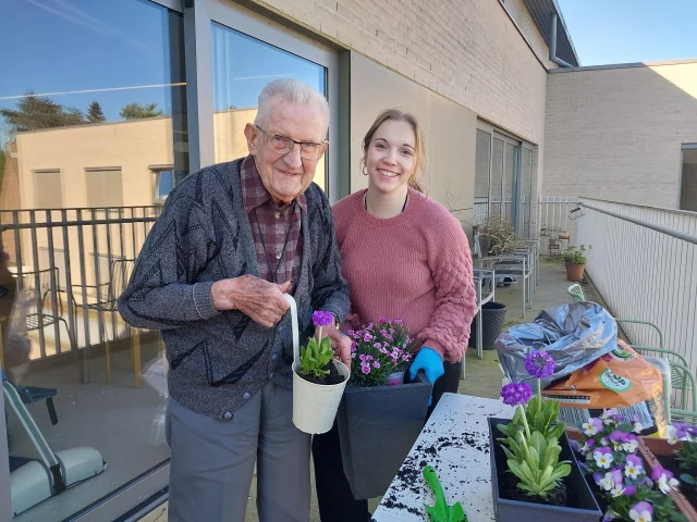 We zetten letterlijk de bloemetjes buiten!!