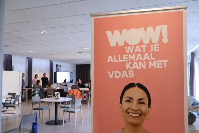 Op 02 april organiseerden @vdab_be  en WZC Het Pardoen de Beleefdag Zorg West-Vlaanderen. Tijdens rondleidingen en ontmoetingen met medewerkers ontdekten een veertigtal deelnemers diverse jobs in zorg, kinderopvang, schoonmaak en keuken binnen een intergenerationale zorgcampus. De Beleefdag toonde dat iedereen talent heeft en bood een eerste stap richting een betekenisvolle job dicht bij huis.