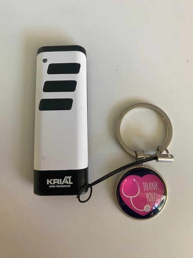 Gevonden op het terras tussen LDC De Spie en WZC Ter Beke. Op te halen in LDC De Spie.