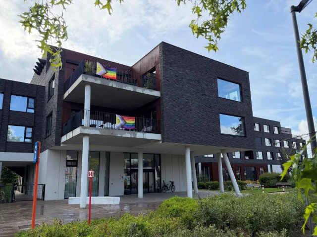 Week van de Diversiteit 🌈
Vandaag, 17 mei, is het IDAHOT. Een dag waarop we inclusie extra in de kijker zetten. Aan alle gebouwen van WZBW hangen kleurrijke vlaggen. 
Een krachtige boodschap dat iedereen hier welkom is en zichzelf mag zijn. ♥️💛💚💜🖤💙