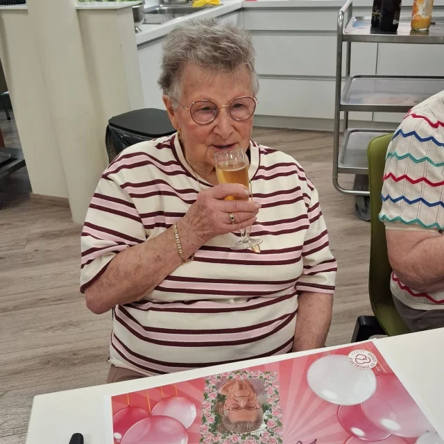 Liliane was jarig en daarop werd geklonken 🍾