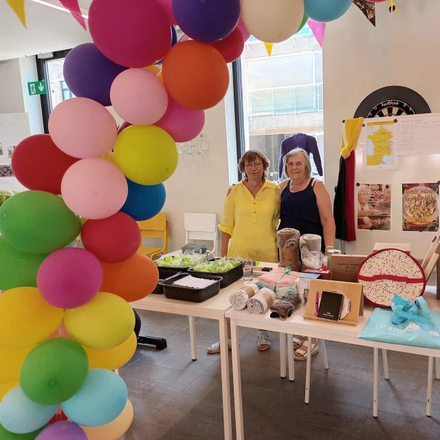 Op het verjaardagsfeest van De Spie was alles aanwezig: 
toffe activiteiten, leuke muziek, veel ambiance en een stralende zon!