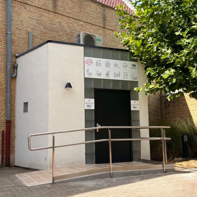 Vanaf vandaag opent het Woon- en Zorgbedrijf, in samenwerking met Stad Wervik, twee nieuwe openbare toiletten op Steenakker, nabij het Sint-Janshospitaal. 
Eén van de toiletten is volledig rolstoelvriendelijk. Deze voorzieningen zijn dagelijks vrij toegankelijk van 6.00 uur tot 20.00 uur.  Hiermee willen we het comfort voor inwoners en bezoekers verhogen en bijdragen aan een gastvrije omgeving.
