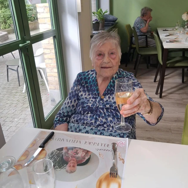 Jeannine was jarig en ook deze verjaardag ging gepaard met toasten, lekker eten en fijn gezelschap!