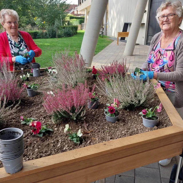 Dankzij de financiële steun van Cera realiseerden we een belangrijke stap in de aanleg van onze dementievriendelijke tuin: de aankoop van een Hexagrowmobile. 
Dit is een speciaal ontworpen bloembak, ontwikkeld door studenten van verschillende opleidingen aan de VIVES Hogeschool.  Deze mobiele bloembak is volledig rolstoeltoegankelijk en kan eenvoudig verplaatst worden dankzij de wieltjes. Zo maken we tuinieren toegankelijk voor al onze bewoners.  #belevingstuin #financiëlesteun #Cera #hexagrowmobile