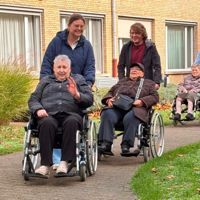De bewoners zijn op weg naar het Seniorenfeest. Veel plezier! 🥳