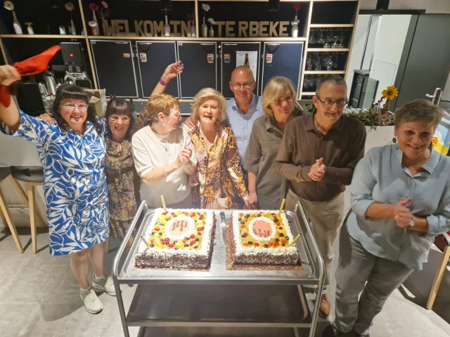 Acht collega's, ontelbaar veel herinneringen en een hele loopbaan vol engagement.  Tijdens een feestelijke avond in Ter Beke zetten we Patricia, Conny, Andrea, Christa, Johan, Dominique, Stefaan en Hilde in de bloemetjes en namen we samen afscheid van hun professionele carrière.  Bedankt voor jullie jarenlange inzet, betrokkenheid en het verschil dat jullie elke dag hebben gemaakt voor bewoners, cliënten en collega's. Nu breekt een nieuw hoofdstuk aan, vol vrije tijd, ontspanning en mooie momenten met familie en vrienden.  Dit was de eerste van onze pensioenvieringen. Later dit jaar zetten we ook de  gepensioneerden van onze andere sites graag in de bloemetjes.