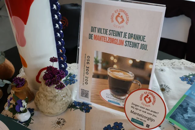 Tijdens de musical Lichtgevoelig, georganiseerd door Eerstelijnszone Regio Menen, waren ook wij van de partij met een infostandje!  Bezoekers konden er kennismaken met ons Infopunt dementie en de Mantelzorglijn en ontdekken waar ze terechtkunnen voor informatie en ondersteuning.  Zelf op zoek naar meer info? Consulteer onze website https://www.wzbwervik.be/dienst/mantelzorg-dementie-ondersteuning/