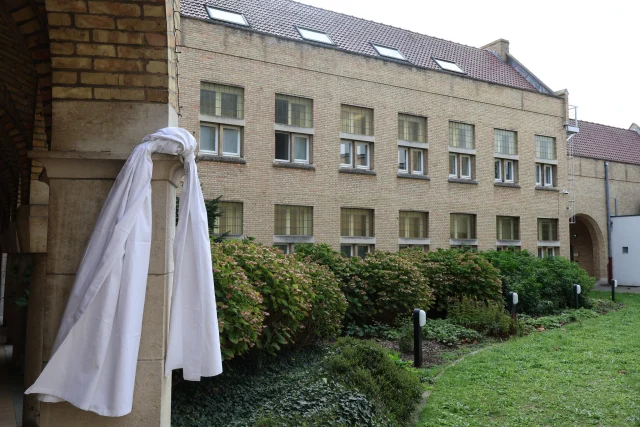Op 17 oktober, de Werelddag van Verzet tegen Armoede, hangen op verschillende plaatsen bij Woon- en Zorgbedrijf Wervik witte, geknoopte lakens uit.  Met het witte laken maken we armoede zichtbaar. Want armoede is er, ook al zien we het niet altijd. De knoop symboliseert de vele drempels en obstakels die in de weg staan om uit armoede te ontsnappen.  Met deze symbolische actie knoopt Woon- en Zorgbedrijf Wervik mee de strijd aan tegen armoede. Want armoede aanpakken, doen we samen.