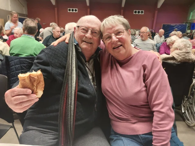 Onze bewoners beleefden een fijne namiddag op het seniorenfeest. En ja hoor, er werd volop meegezongen 😍